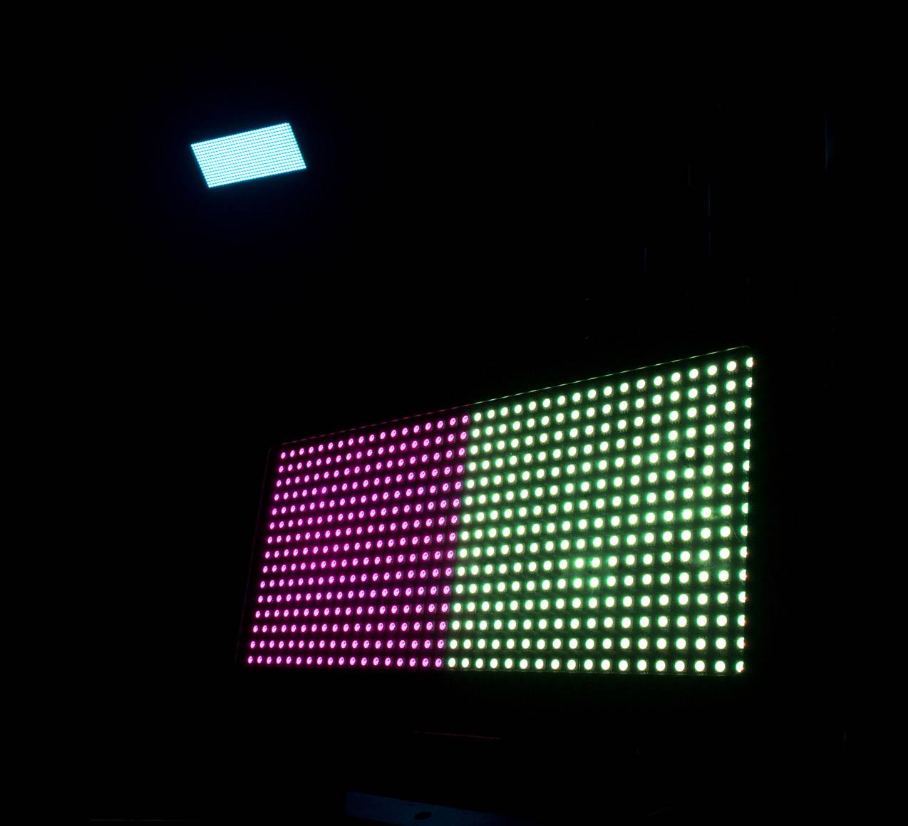 Een rechthoekig display toont twee gebieden: links rood verlicht, rechts groen verlicht, op een donkere achtergrond. Bovenaan licht een blauw rechthoek op.