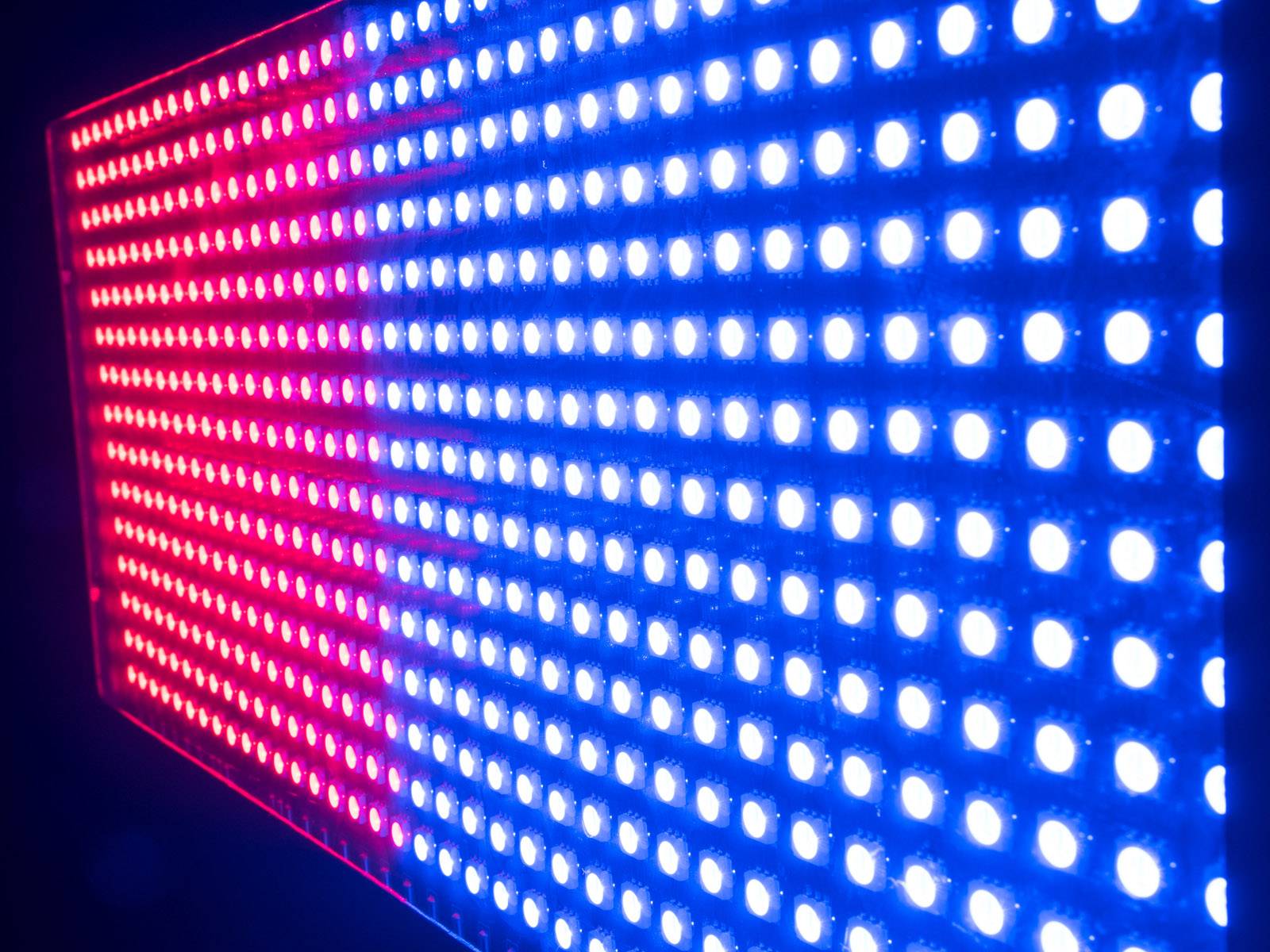 LED-paneel met twee kleurbereiken: links rood en rechts blauw.