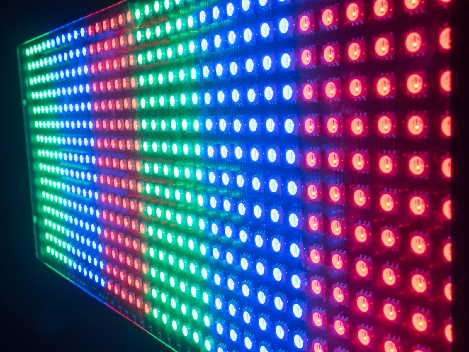 Close-upfoto van LED-lampen in de kleuren rood, groen en blauw, gerangschikt in een regelmatig patroon.
