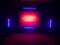Podium met rode en blauwe LED-verlichting, straalt een moderne en levendige sfeer uit, geschikt voor evenementen of concerten.
