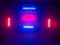Verschillende lichtgevende LED-strips in rood en blauw die een donkere ruimte verlichten. Centraal in het midden een gestructureerd oppervlak.