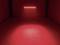 Een lege ruimte met een rood verlichte boog. De verlichting creëert een indrukwekkende sfeer.