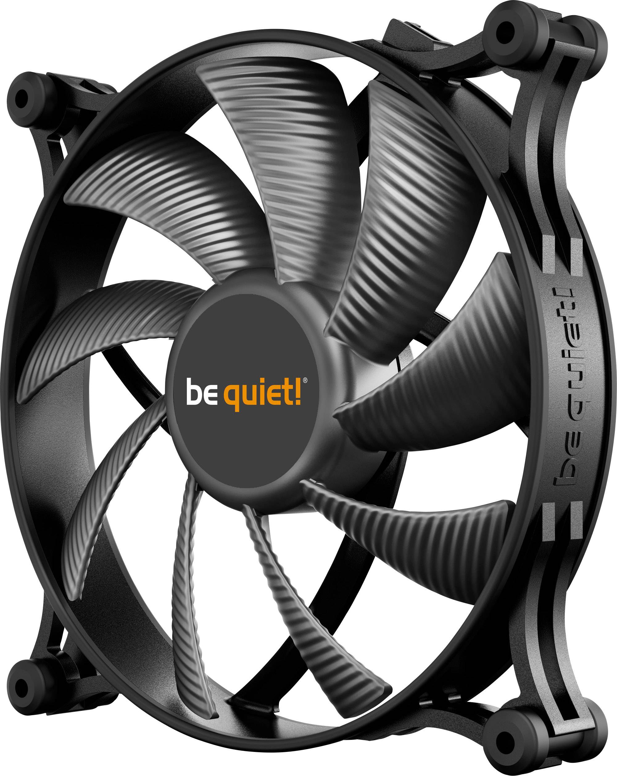 PC-ventilator met acht zwarte, gebogen ventilatorbladen. In het midden de tekst 'be quiet!' in oranje en wit op een zwarte achtergrond.