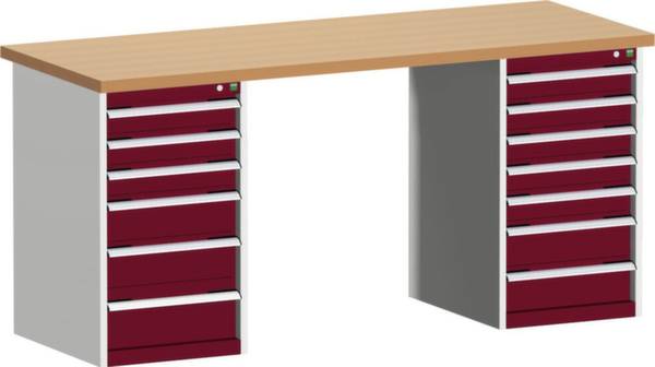 Houten bureau met twee metalen zijkanten, elk met vijf rode laden.