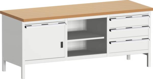 Witte metalen werkbank met houten blad, links een kast, in het midden open opslagvakken, rechts drie laden.