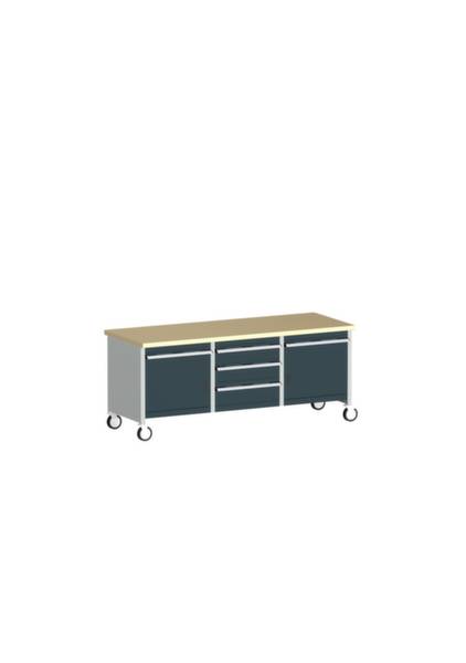 Werktafel met houten werkblad, vier laden en twee kasten, gemonteerd op wielen. Geschikt voor werkplaatswerkzaamheden en opslag.