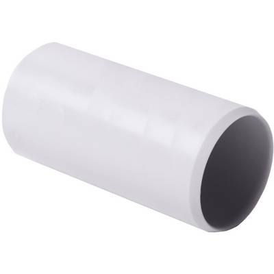 Een cilindrische witte buis die horizontaal ligt. Hij heeft een gelijkmatige diameter en een gladde, glanzende oppervlakte.