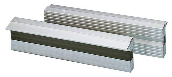 Twee metalen prisma's met geribde oppervlakken liggen naast elkaar. Ze zijn vervaardigd uit zilverkleurig materiaal.