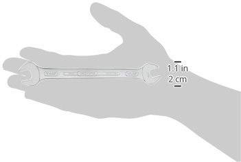 Een moersleutel wordt in een hand vastgehouden. Een markering geeft de lengte aan van 1,1 inch oftewel 2 cm.