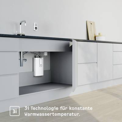 Een moderne keuken met een grijze werkblad, met daaronder een onderbouw-warmwatertoestel. Tekst: '3i Technologie voor constante warmwatertemperatuur.'