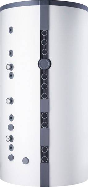 Grote, cilindrische, witte watertank met meerdere kleppen en aansluitingen langs de zijkant.