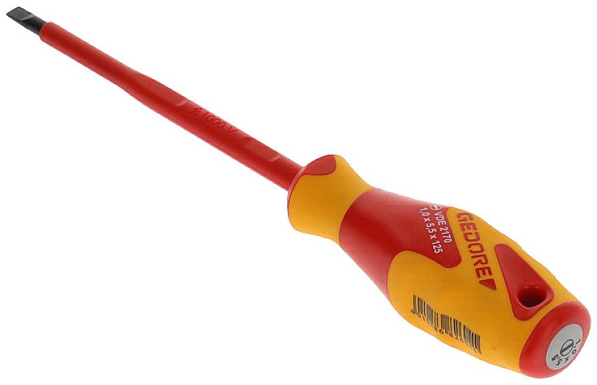 Een geïsoleerde sleufschroevendraaier met rode handgreep en gele markering. Geschikt voor werkzaamheden aan spanningvoerende onderdelen.