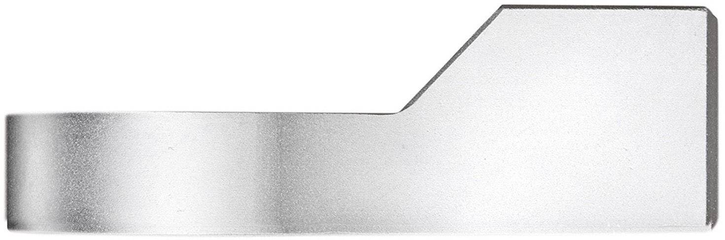 Een zilveren, rechthoekig metalen stuk met een afgeschuinde bovenhoek ligt op een witte achtergrond.