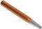 Een oranje metalen beitel met zeshoekige handgreep en zilveren punt, geschikt voor steen- of metaalbewerking.