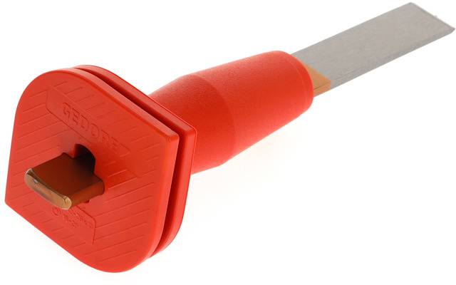 Een rood kunststof gereedschap met een platte metalen kling, mogelijk een speciale schroevendraaier of iets dergelijks.
