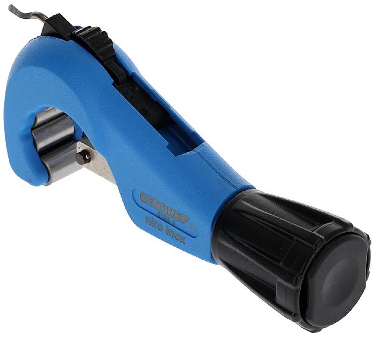 Blauwe buissnijder met zwarte handgreep, gebruikt voor het nauwkeurig snijden van buizen.