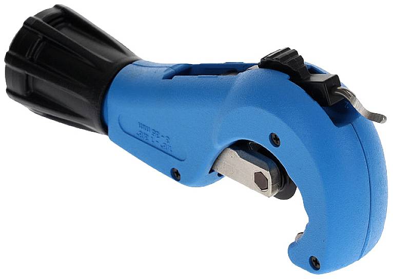 Handmatige buissnijder van blauw kunststof met zwarte handgreep, gebruikt voor het nauwkeurig doorsnijden van metalen buizen op kleine schaal.