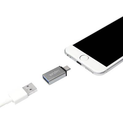 Een smartphone met een USB-C-adapter en een USB-oplaadkabel naast elkaar, klaar om te worden aangesloten.