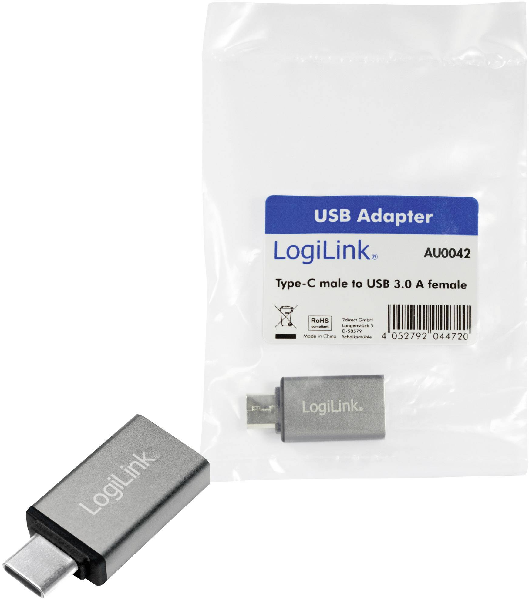 Een USB-adapter van het merk LogiLink, Type-C-stekker naar USB 3.0-aansluiting, gedeeltelijk buiten de verpakking getoond.