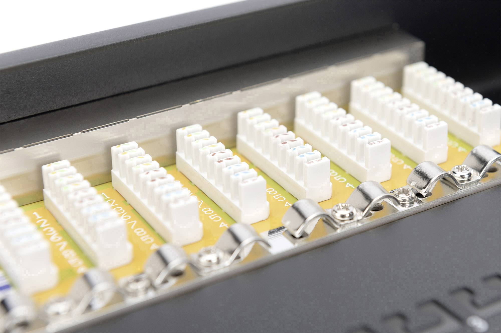 Close-up van een patchpanel met meerdere RJ45-aansluitingen en kleurgecodeerde draden die worden gebruikt voor netwerkkabelverbindingen.