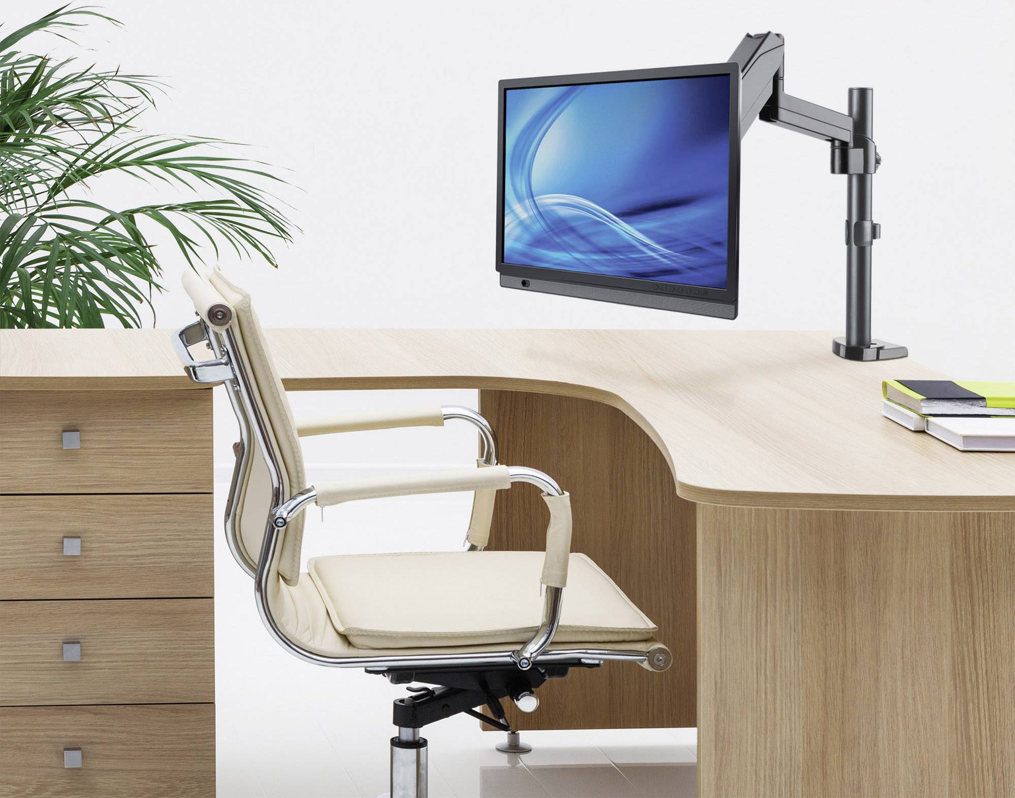 Een moderne bureau met een houten vloer, een ergonomische bureaustoel, een monitorstandaard met beeldscherm en enkele dossiers.