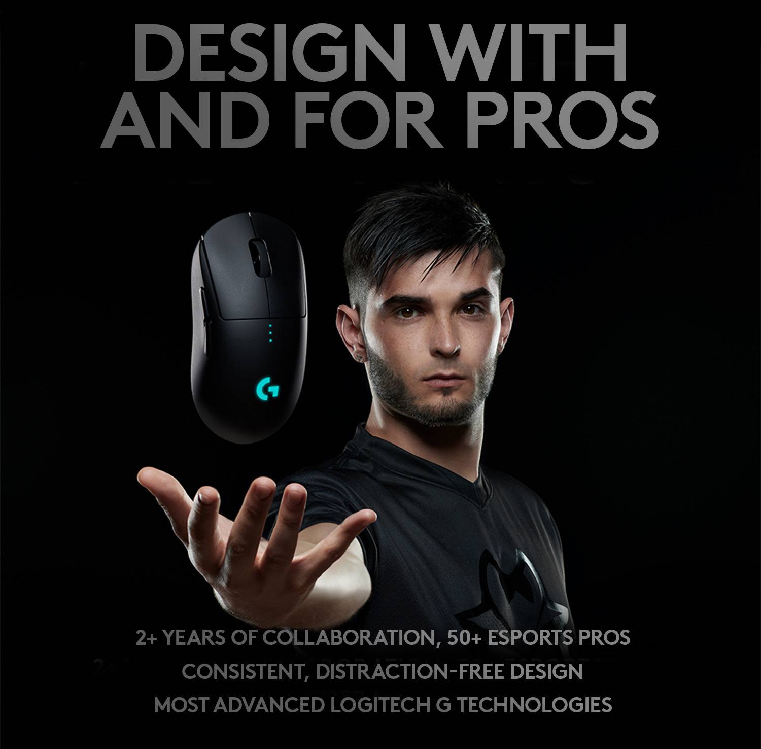 Een man houdt een zwarte gaming-muis in zijn hand. Tekst bovenaan: 'Ontwikkeld met en voor professionals'. Onderaan: Samenwerking met E-sport-professionals, Logitech G Technologie.