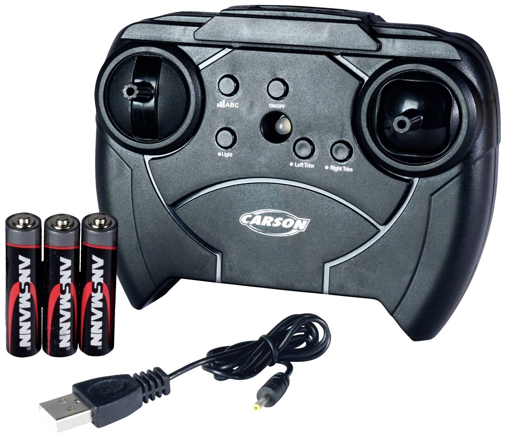 Zwarte afstandsbedieningscontroller met twee joysticks, drie geplaatste AA-batterijen en een afgebeeld USB-kabel.