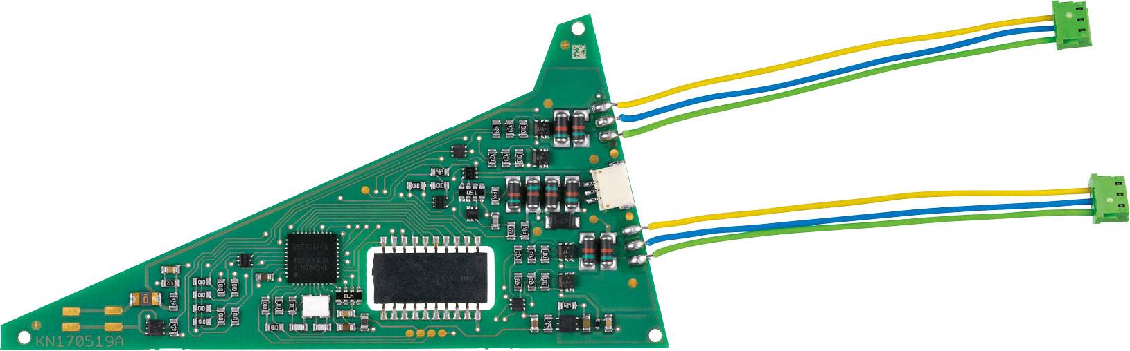 Groene elektronische printplaat met verschillende chips, weerstanden en draden. Ze wordt gebruikt voor besturing in elektronische apparaten.