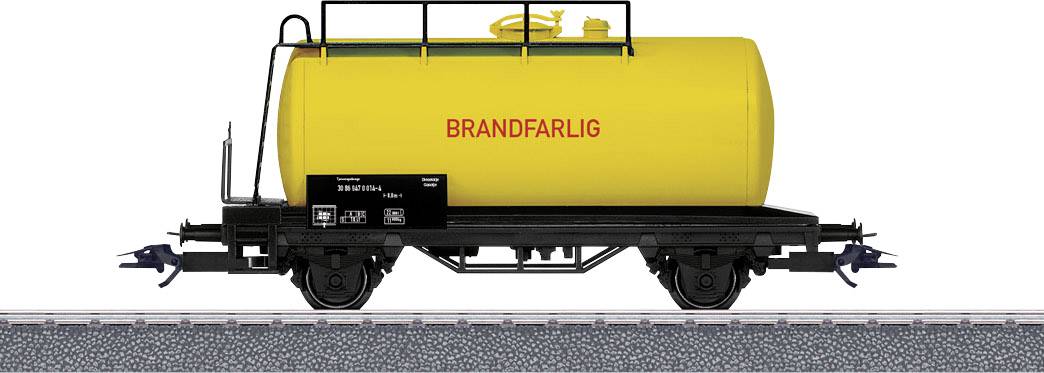 Een gele ketelwagen met het opschrift 'BRANDGEVAARLIJK' staat op een spoortraject; hij is geschikt voor het vervoer van gevaarlijke goederen.