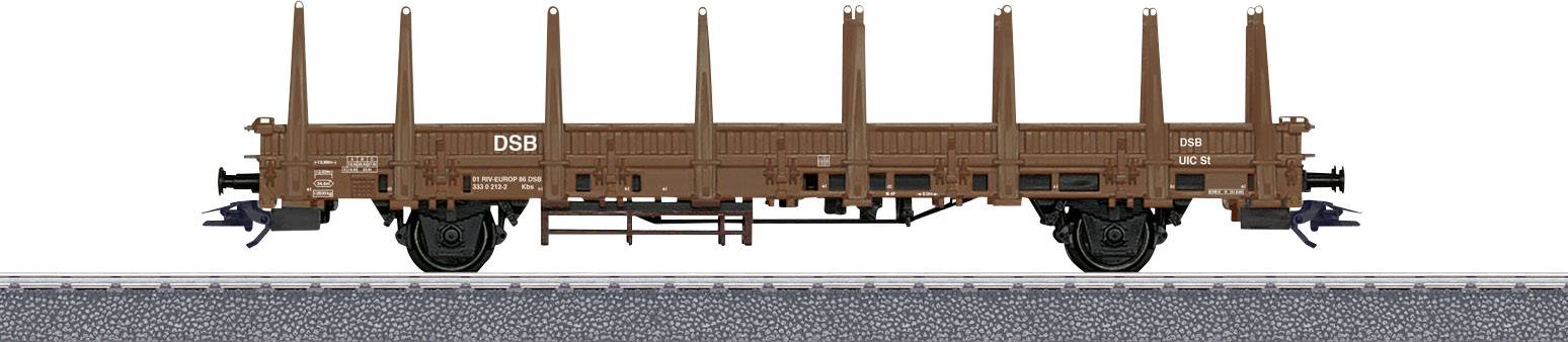 Een bruine goederenwagen met rechtopstaande steunen aan beide zijden, geparkeerd op een spoor.
