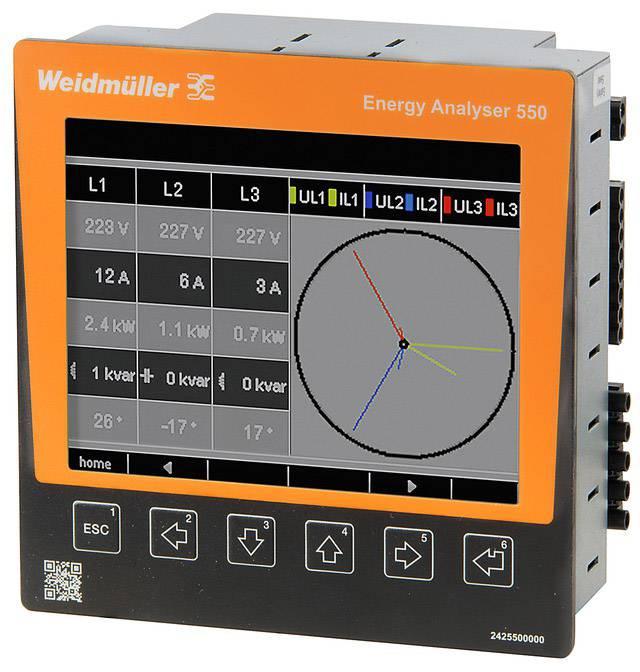 Een energiemeter met display toont meetwaarden voor spanning, stroom, vermogen en fase-hoek. Merknaam en model linksboven.