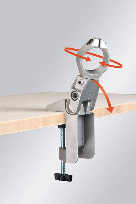 Steun met klem en draaibaar gewricht, bevestigd aan een tafel; toont pijlen die de bewegingsrichting aangeven.