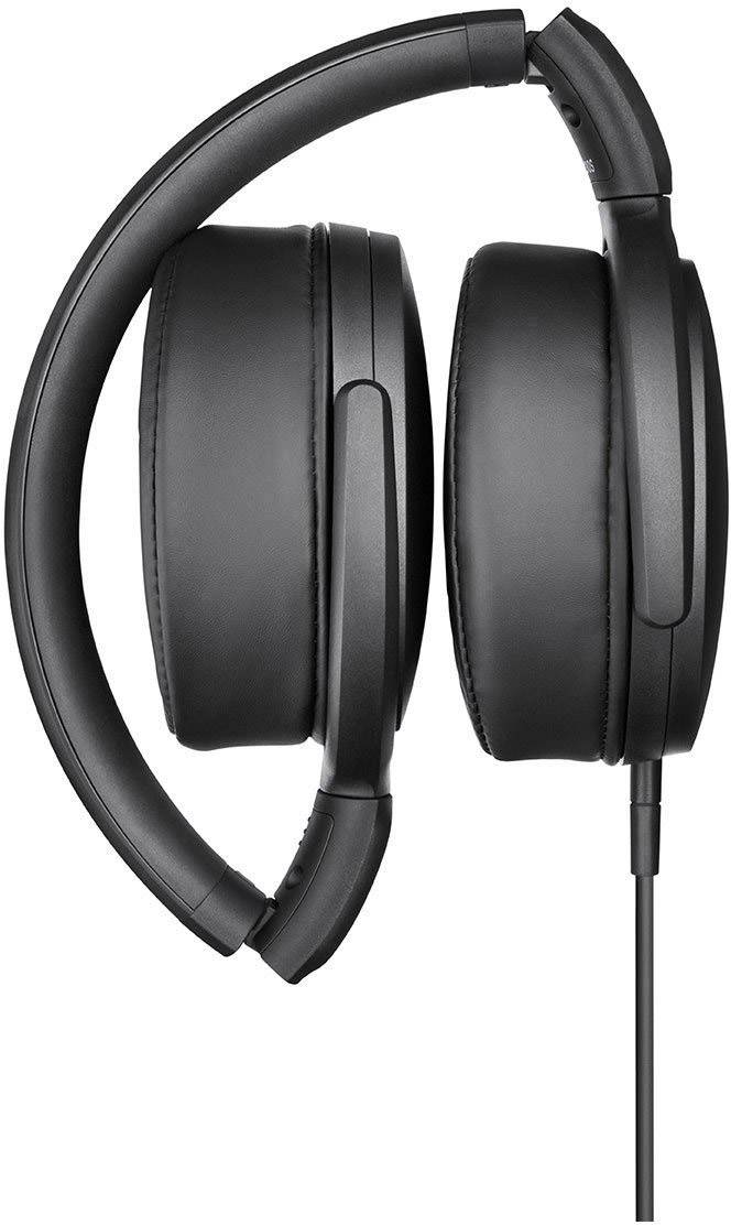 Zwarte, opvouwbare koptelefoon met kabel, rechtop staand.