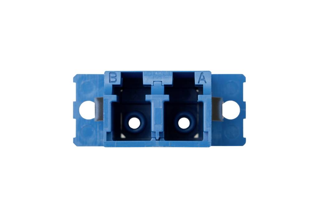 Blauwe SC-adapter met twee poorten, gemarkeerd met 'A' en 'B'. Verbindt glasvezelkabels in netwerkaansluitingen.
