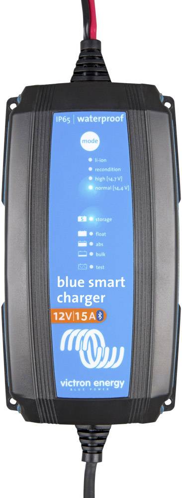 Oplader met blauwe voorkant toont de tekst 'blue smart charger 12V 15A' en 'victron energy'. Hij is waterdicht (IP65).