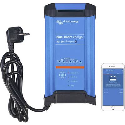 Een blauwe batterijlader van Victron Energy met stekker en smartphone-app voor controle weergegeven.
