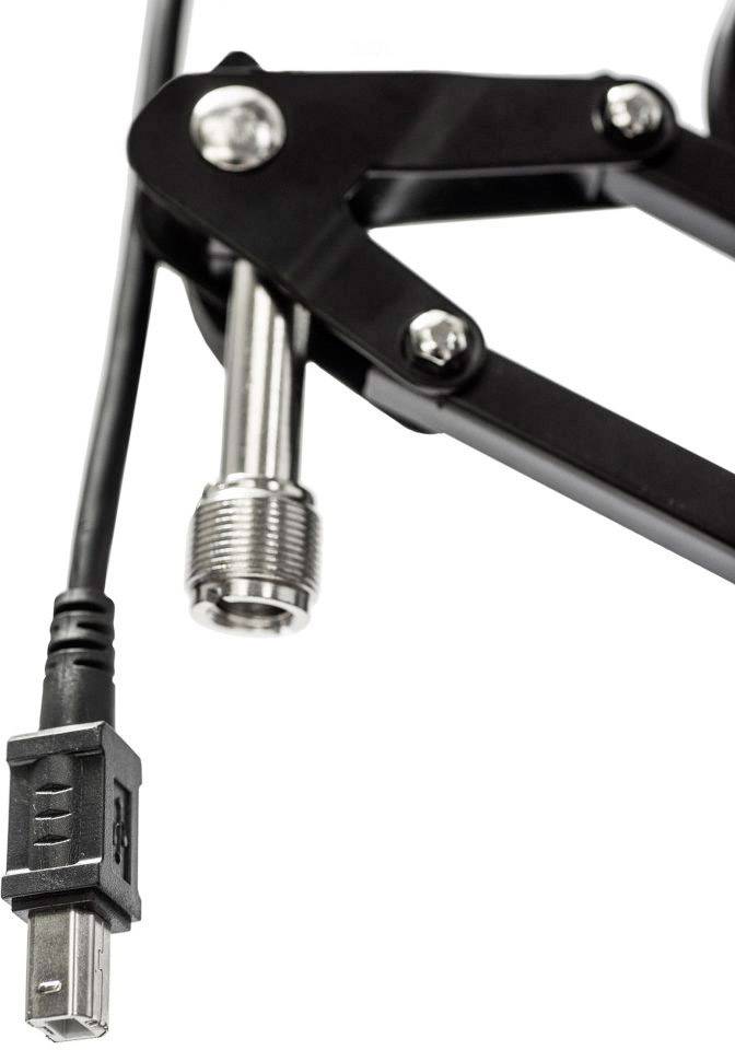 Metalen arm met zwart kabel en USB-aansluiting, close-up.