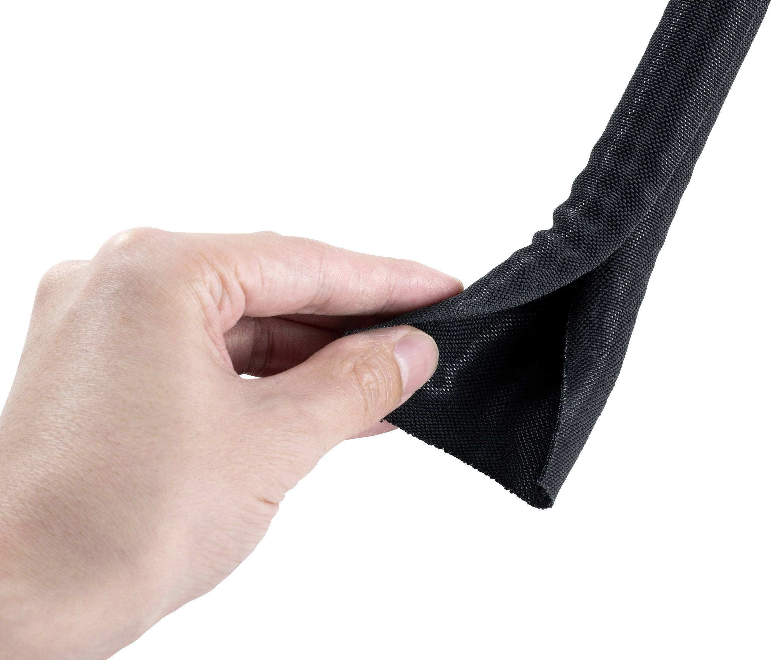 Een hand houdt en buigt een zwart, gestructureerd stofband dat mogelijk wordt gebruikt voor doe-het-zelf- of knutselprojecten.