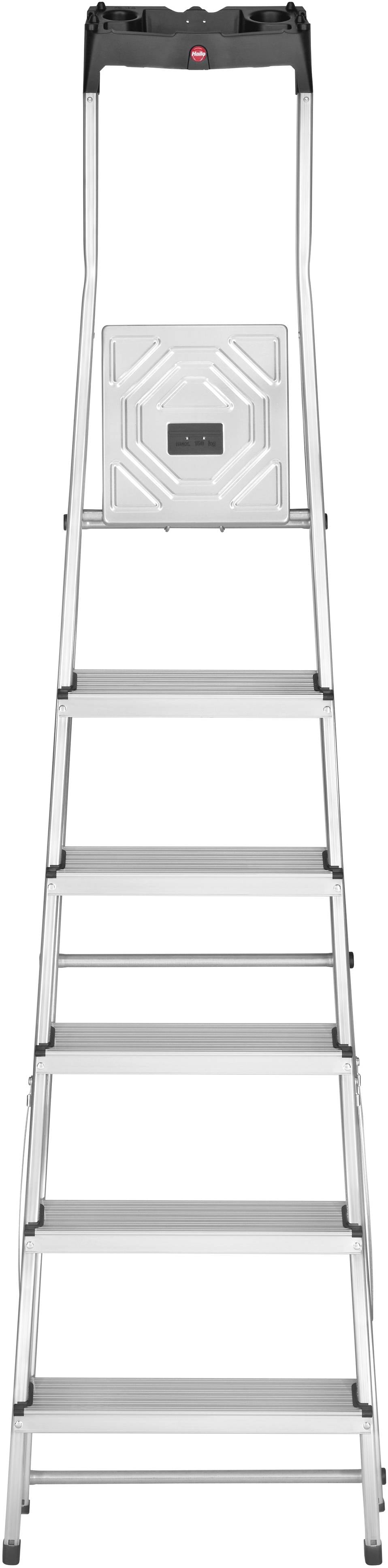 Een zilveren, zestraps vouwladder, opgevouwen en rechtop staand, met zwarte handgreep aan de bovenkant.