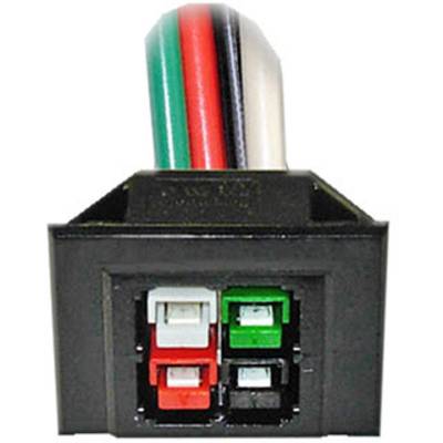Een stekkerverbinding met vier kabels in verschillende kleuren: groen, rood, zwart en wit, die in de bijbehorende aansluitingen zijn gestoken.