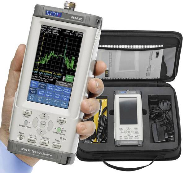 'Hand houdt een draagbare 6 GHz RF-spectrumananalyzer voor een koffer met bijbehorende accessoires.'