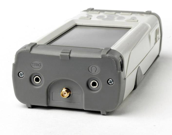 Een draagbaar elektrisch meettoestel met meerdere aansluitingen en een scherm. Geschikt voor technische metingen en analyses.