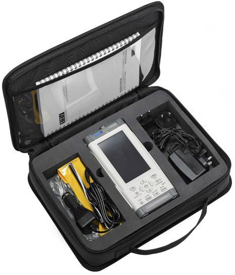 Draagbaar meetapparaat in een zwart etui met toebehoren zoals kabels, oplader en handleiding. Ideaal voor technische metingen onderweg.