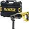 Boormachine van DeWalt met een zwarte, robuuste koffer op de achtergrond, gebruikt voor ambachtelijke werkzaamheden en bouwprojecten.