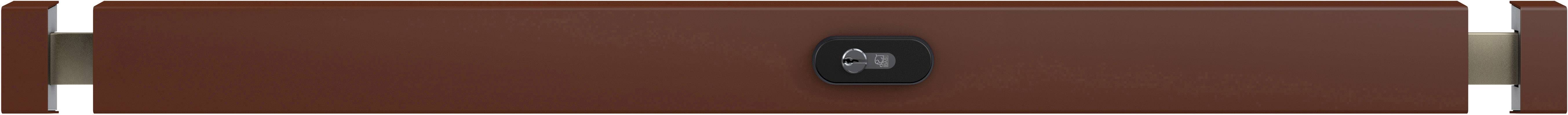 Bruine leren bies met een centraal, zwart, ovaal logo.