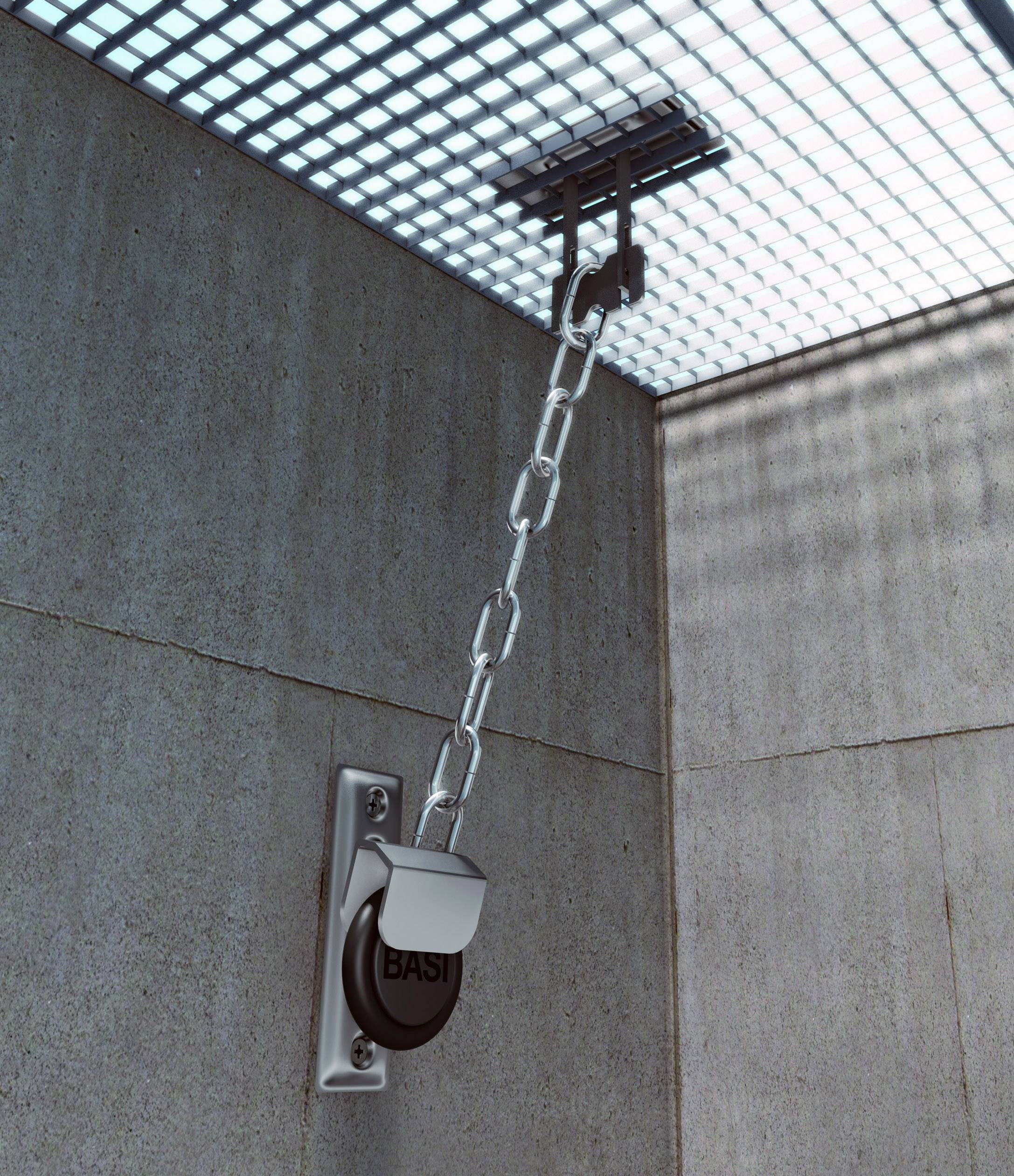 Een metalen ketting met een hangslot beveiligt een luik in de vloer van onderaf. Het hangslot draagt het opschrift 'BASI'.
