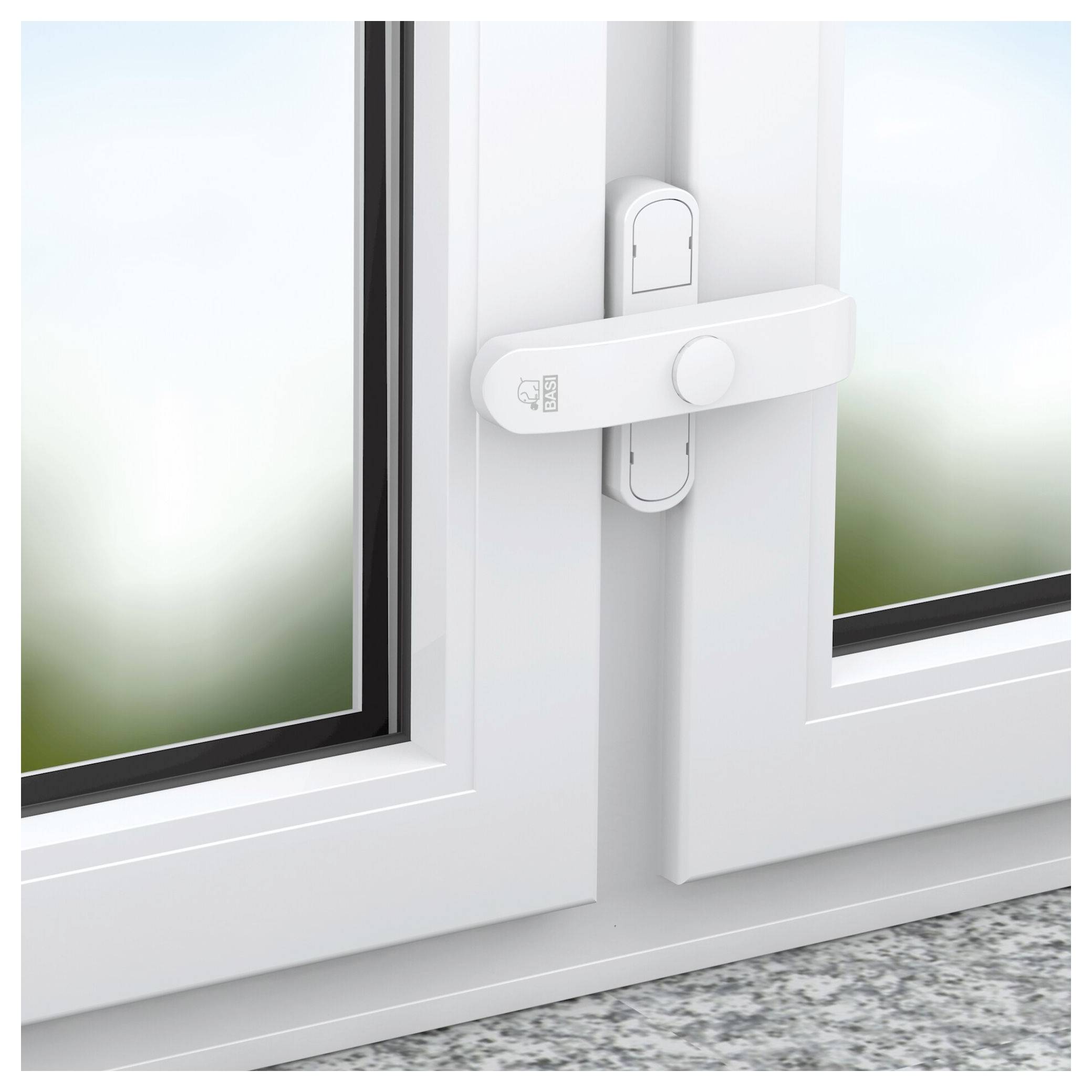 Een wit kinderslot is stevig bevestigd aan een dubbel raam, waardoor het niet volledig kan openen. Het raam toont een wazig buitenlandschap.