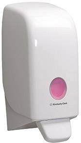 Zeepdispenser aan de muur bevestigd, met zichtbaar roze vloeistof aan de binnenkant, klaar voor handdesinfectie.
