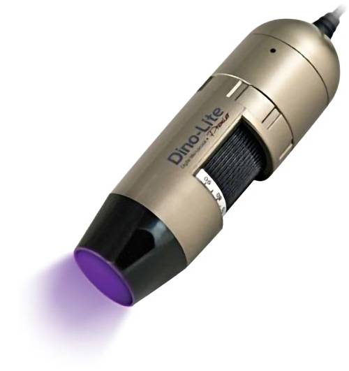 Digitale microscoop 'Dino-Lite Pro2' met metalen behuizing en vergrootingsregeling, die paars licht uitstraalt vanuit het lensgedeelte.