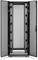 Open elektronische serverrack-kast met monteerbare beugels, geschikt voor de installatie van servers en netwerktechnologie.